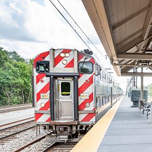 Metra Train pulls into Flossmoor Station